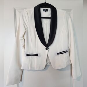 Ashley By 26 International White Tuxedo Blazer - Size M!